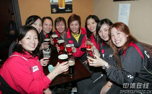 图文：中国队庆功宴 女队队员举杯欢庆